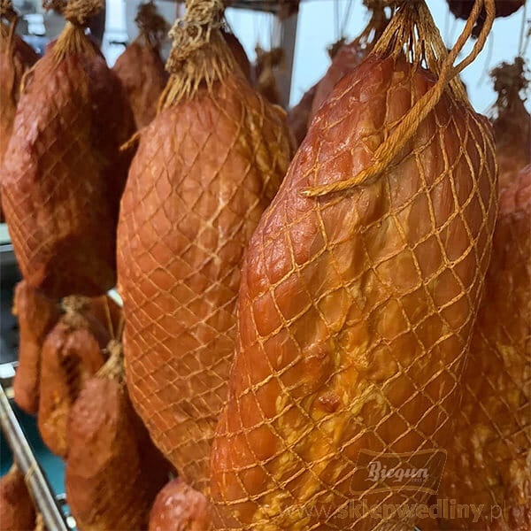 Szynka z Kotła Biegun 0,50 kg – Czysty Smak, Krótki Skład! Poznaj naszą pyszną, podwędzaną szynkę z 104g mięsa na 100g produktu. Bez dodatku fosforanów, glutaminianu sodu, substancji zagęszczających i bez dodanego glutenu. Prawdziwa uczta smaku!