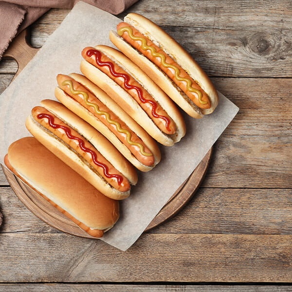 Parówki Śląskie pakowane po 0,45kg – Gotowe na Twojego Hot Doga! Soczyste, aromatyczne i idealnie zapakowane w folię dla świeżości. Klasyczny smak, który pokocha cała rodzina. Po prostu podgrzej i ciesz się!