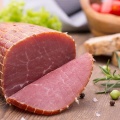 Szynka Surowa Podwędzana Biegun – Z Pasji do Jakości i Smaku! Z dumą prezentujemy produkt wytwarzany tradycyjnymi metodami, z 110 g mięsa na 100 g wyrobu. Bez zbędnych dodatków, takich jak fosforany, barwniki, alergeny czy glutaminian sodu.