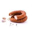 Kiełbasa Jałowcowa Biegun – Smak Przygody i Świąt! Perfekcyjnie podwędzana i podsuszana, z imponującą zawartością mięsa (aż 136g/100g). Ta kiełbasa to idealny towarzysz podróży i absolutny must-have w wielkanocnym koszyczku