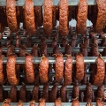 Kiełbasa Jałowcowa Biegun prosto z wędzarni– Twoja Pewność Dobrego Smaku! Z dumą prezentujemy kiełbasę QAFP, starannie podwędzaną i podsuszaną. Niesamowita ilość mięsa (136g na 100g) sprawia, że to idealny wybór na święta wielkanocne i wyjazdy
