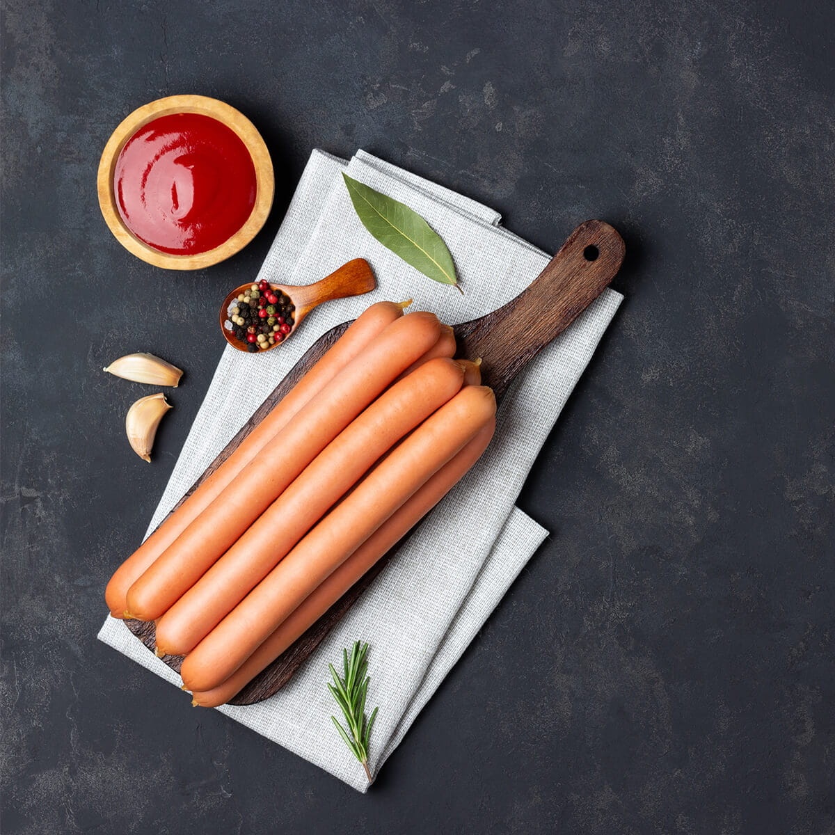 Odkryj Parówki z Szynki Delikatesowe Biegun! Zawierają 87% mięsa z szynki wieprzowej w jadalnej osłonce. Bez dodanego glutenu, polecane przez Szefa i dzieci. Opakowanie ok. 12 sztuk. Idealne dla całej rodziny!