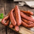 Frankfurterki surowe wędzone BiegunOdkryj Frankfurterki Surowe Podwędzane Biegun! Te cienkie kiełbaski z 109g mięsa wieprzowego na 100g to globalny hit. Idealne na zimno lub podgrzane, z nutą gałki muszkatołowej i majeranku